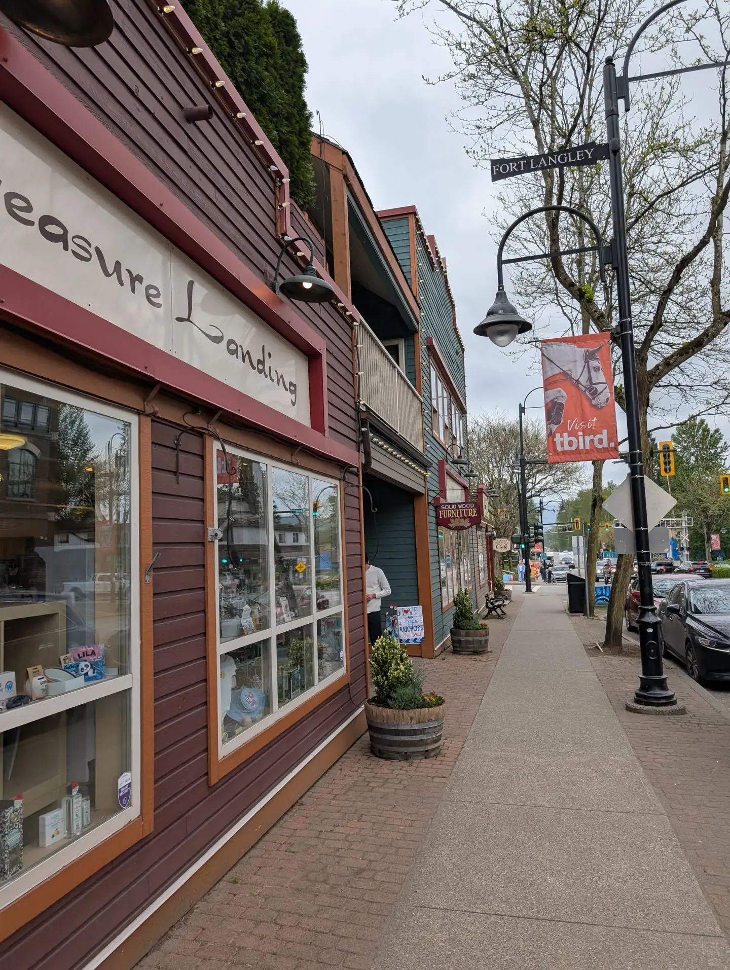 ร้านค้าและทางเดินริมถนนใน Fort Langley